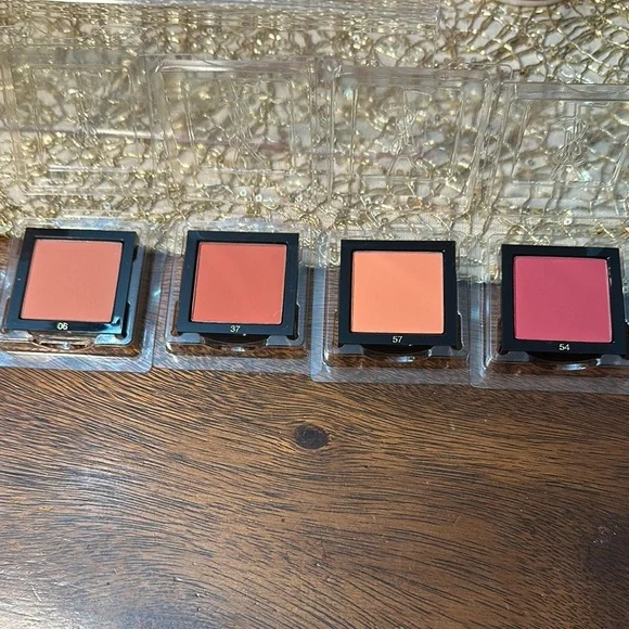 Yves Saint Laurent Blush Palette - Coral and Pink Shades - Picture 1 of 6
